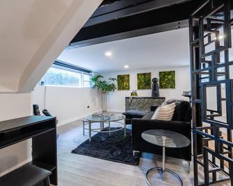 Bright Garden Studio - Evanston