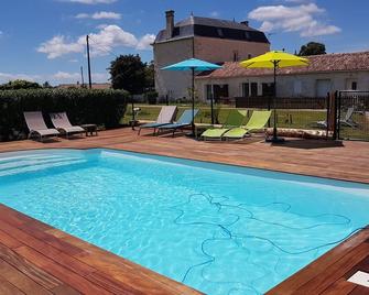 Gîte Le domaine de Bellevue, 4 persons - Saint-Simon-de-Pellouaille - Piscina