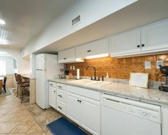 Hickory St. Lodge @ the square! - Denton - Kitchen