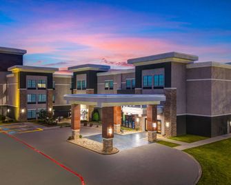 La Quinta Inn & Suites by Wyndham Tyler - University Area - Tyler - Building