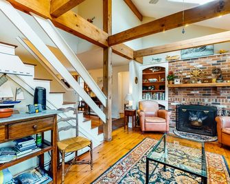 Stylish Orleans home with spacious deck - near bay & ocean beach - Orleans - Living room