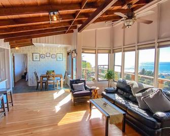 Machi Road Beach Bungalow - Shelter Cove - Living room