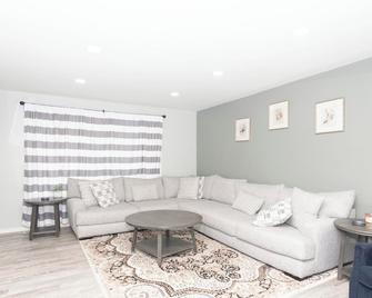 Entire home, strategic location, everything within reach. Off i94 & Southfield. - Dearborn - Living room