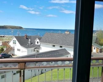 Laurie's Inn - Cheticamp - Balcony