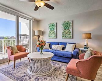 Snowbirds Retreat Walkable Destin Condo with View! - Destin - Sala de estar