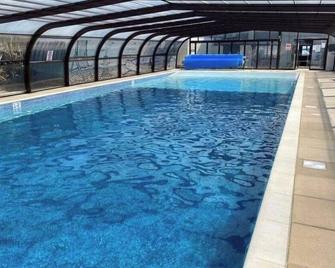 Villa - Sleeps 6 - Pets Ok - Pool - Parking - Lowestoft - Pool