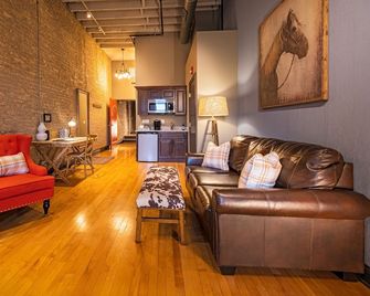 Hip Urban Loft-Small Town Charm-124 Loft - West Dundee - Sala de estar