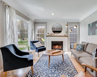 Perfect Family Bungalow - Minneapolis - Living room