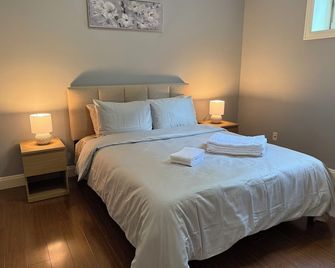 Queen-Bed Room2, Shared Bathroom & Common Space - Vancouver - Habitación