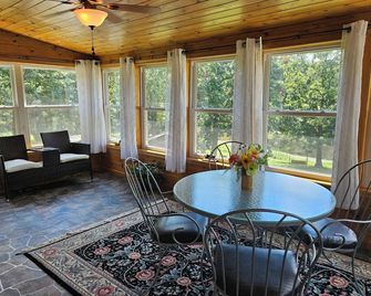 Quiet Rustic Retreat in Rural Area on 5 acres - Warsaw - Dining room