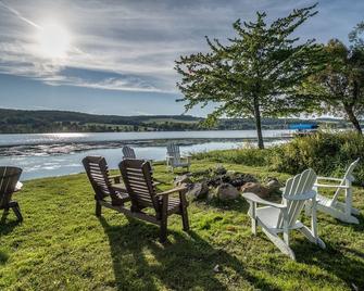 Duckingham Cottage: relaxing lakefront cottage on Waneta Lake with large yard - Dundee - Patio