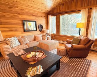 Forget your worries in this spacious and serene retreat with stunning views. - Westmore - Sala de estar
