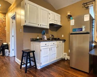 Cozy Bedroom Close to The Falls - Niagara Falls - Kitchen
