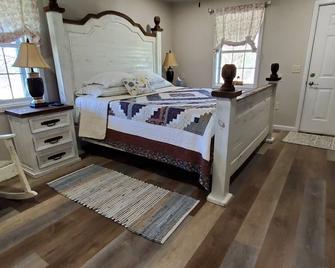Margie's Coop. Country living on a real Christmas Tree Farm! - Ozark - Спальня