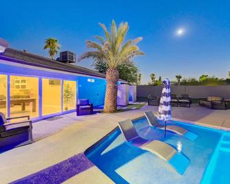 One of a Kind with Private Pool, Spa, Volleyball, Game Room, Life size Chess - לאס וגאס - בריכה