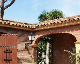 Hospedería Santiago - Chiclana de la Frontera - Outdoor view