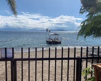 Beachfront House With Private Pool, Lobo - Lobo - Vista del exterior