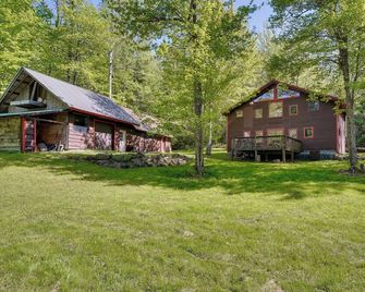 Saranac Lake Cabin With Deck Pets Welcom - Saranac Lake - Budova