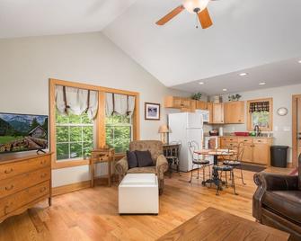 Secluded Cottage With Private River Access, Screened Porch, Wifi, And Netflix - West Jefferson - Living room