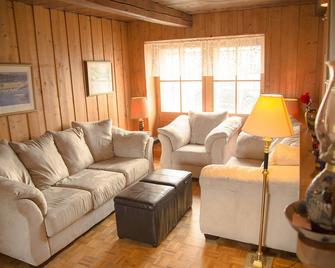 Historical Farmhouse house Mont-Ste-Anne, Le Massif & 35km to Old Quebec city - Beaupre - Phòng khách