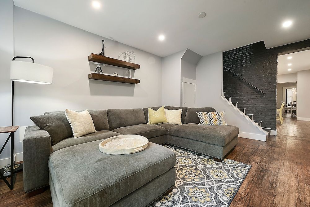 Amazingly Homey w/Garage + Outdoor Space! 5B/2B - Pittsburgh - Living room