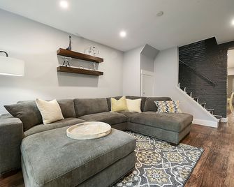 Amazingly Homey w/Garage + Outdoor Space! 5B/2B - Pittsburgh - Living room