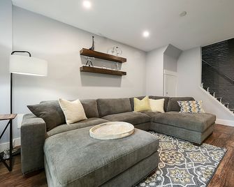 Amazingly Homey w/Garage + Outdoor Space! 5B/2B - Pittsburgh - Living room