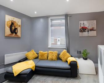 Darlington Town Centre Town House - Darlington - Living room
