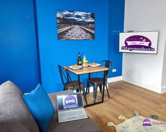 Clarabel Studio Apartment - Stayseekers - Salisbury - Dining room