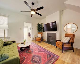 Corktown Oasis - 4 BR Luxe Getaway Close to Downtown - Detroit