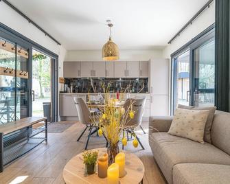 Beautiful holiday home in the middle of the woods - Zutendaal - Huiskamer