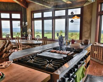 Large property with 2nd barn/game house and additional beds - Canajoharie - Restaurant