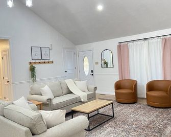 Charming 3 BR in a quiet and friendly neighborhood - Greenwood - Obývací pokoj