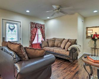Peaceful Columbus Retreat with Deck and Yard! - Columbus - Living room