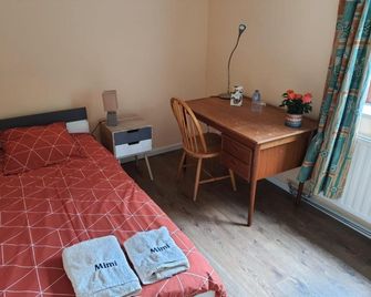 Chez Mimi - chambre vue jardin - Брюссель - Спальня
