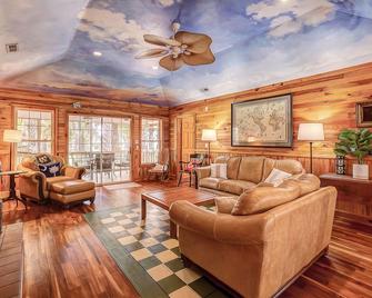 Dog-friendly getaway by the beach with fast WiFi, large deck & golf course views - Edisto Island - Sala de estar