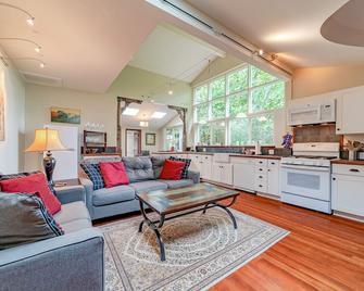 Modern home with beautiful garden, outdoor shower & streaming services - Arcata - Living room