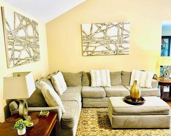 Fayetteville Getaway - Fayetteville - Living room