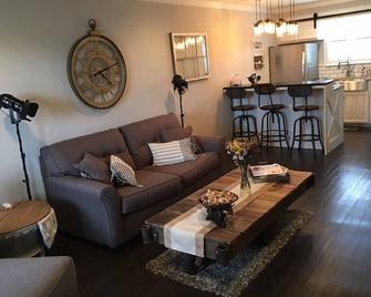 Magnolia - 1 mile to everything! Non-Smoking Environment Only. Adult Community - Waco - Living room