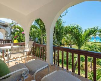 Caribbean Getaway | Room w/ Full Kitchen & Patio | Steps Away from the Beach - Long Bay Village - Balcón