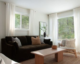 Cozy, Clean 3-bed-1-Bath Pet Friendly Cottage in The Kawarthas! - Kawartha Lakes - Living room