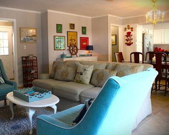 Indulge in the ultimate experience at Quite a Catch in coastal Darien, GA. - Darien - Huiskamer