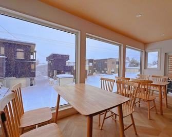 Snowball Hostel - Furano - Comedor