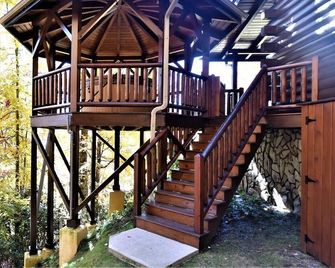 Stallion Ridge Retreat - Incredible Mountain View, Hot Tub, Romantic, Paved Road - Maggie Valley - Будівля