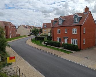 3 bedroom townhouse near Bicester Village - Bicester - Building