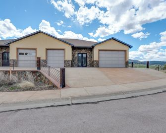 Motorcycle-Themed Home in Spearfish w/ Hot Tub! - Spearfish - Будівля