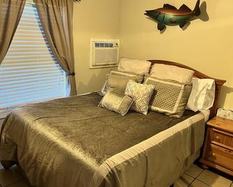 1 Bedroom Cottage with Full Kitchen, Full Bath, W&D Walking distance to downtown - Put-in-Bay - Bedroom