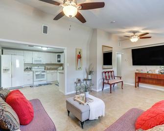 Cozy Jacksonville Home about 12 Mi to Downtown! - Jacksonville - Sala de estar