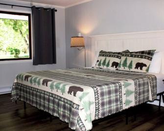 Luzerne Court Motel - Lake Luzerne - Bedroom