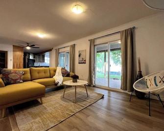 Waterfront Cottage facing Lake Ontario with 3 bedrooms, two bathrooms - Brighton - Living room